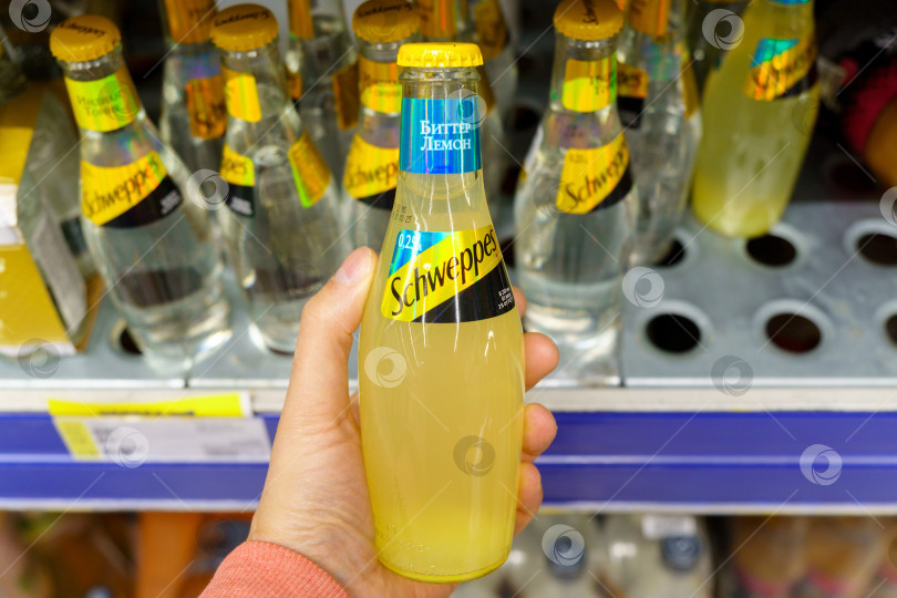 Скачать Тюмень, Россия - 11 мая 2022 года: Schweppes - бренд безалкогольных напитков, основанный Якобом Швеппесом в 1783 году фотосток Ozero