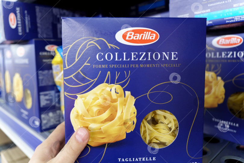 Скачать Тюмень, Россия - 11 мая 2022 года: Паста Barilla collezione на полке супермаркета. Barilla - ведущий мировой производитель макаронных изделий фотосток Ozero