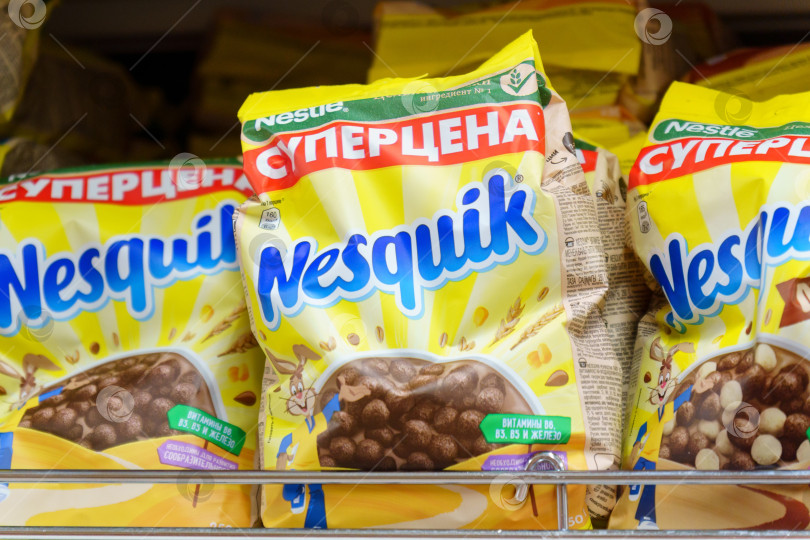 Скачать Тюмень, Россия - 03 мая 2022 года: Шоколад Nesquik. Nequik принадлежит швейцарской компании Nestle. фотосток Ozero