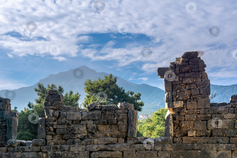 Скачать руины античного здания в древнем городе Фазелис, Турция, на фоне горы Тахтали (Ликийский Олимп) фотосток Ozero