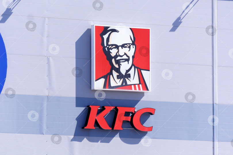 Скачать Тюмень, Россия - 4 июня 2022 года: Ресторан с логотипом KFC Fried Chicken в торговом центре. KFC - американский ресторан быстрого питания фотосток Ozero