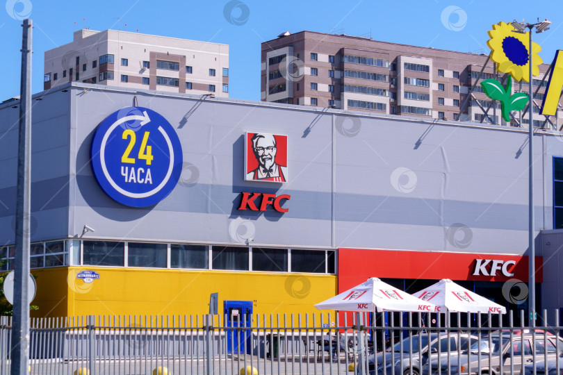Скачать Тюмень, Россия - 4 июня 2022 года: ресторан KFC в торговом центре. Логотип компании. фотосток Ozero