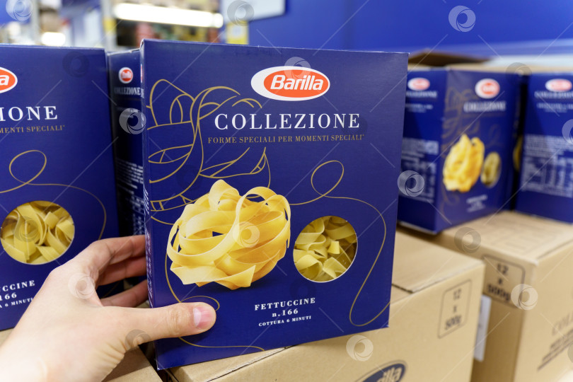 Скачать Тюмень, Россия - 26 мая 2022 года: Паста Barilla collezione на полке супермаркета. Barilla - ведущий мировой производитель макаронных изделий фотосток Ozero