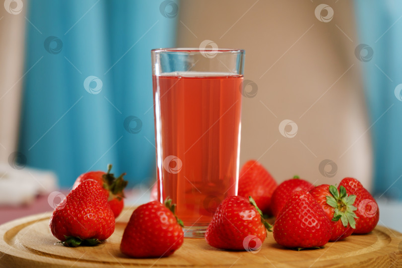 Скачать Свежий вкусный клубничный сок наливается в стакан. Полезный антиоксидантный сок с витаминами из спелых фруктов фотосток Ozero