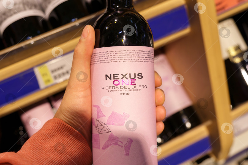 Скачать Тюмень, Россия- 26 мая 2022 года: Вино Nexus One Ribera del Duero DO Bodegas Nexus 2019 фотосток Ozero