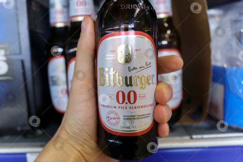 Скачать Тюмень, Россия - 08 мая 2022 года: Безалкогольное пиво Bitburger в супермаркете - немецкая пивоварня, основанная Иоганном Валленборном в 1817 году. фотосток Ozero