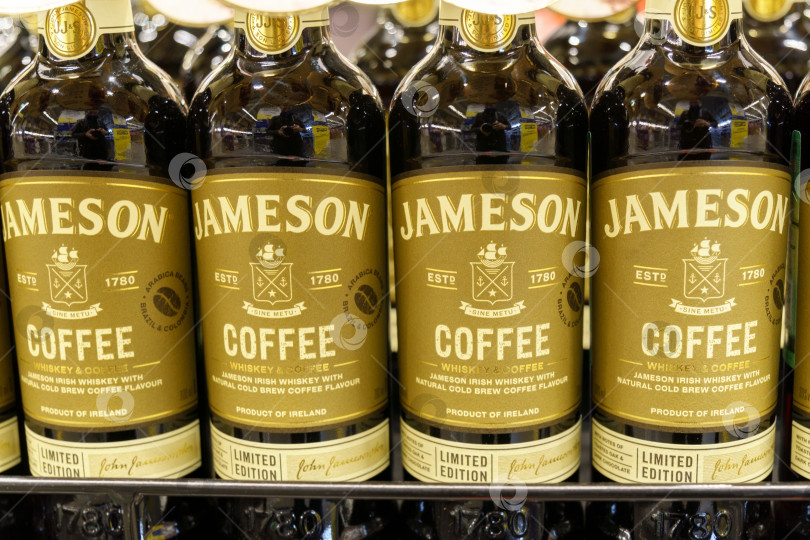 Скачать Тюмень, Россия - 08 мая 2022 года: Ирландский виски Jameson coffee был выставлен на продажу в гипермаркете Metro AG. фотосток Ozero