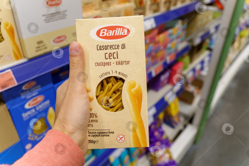 Скачать Тюмень, Россия - 27 мая 2022 года: Паста Barilla casarecce di ceci в супермаркете. Barilla - ведущий мировой производитель макаронных изделий фотосток Ozero