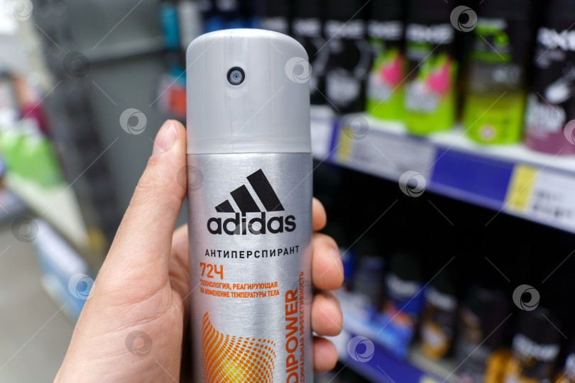 Скачать Тюмень, Россия - 11 мая 2022 года: Флакон дезодоранта марки adidas. Антиперспирант Adidas представлен в супермаркете фотосток Ozero