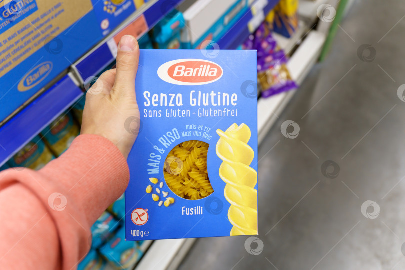 Скачать Тюмень, Россия - 27 мая 2022 года: Паста Barilla senza glutine в супермаркете. Barilla - ведущий мировой производитель макаронных изделий фотосток Ozero