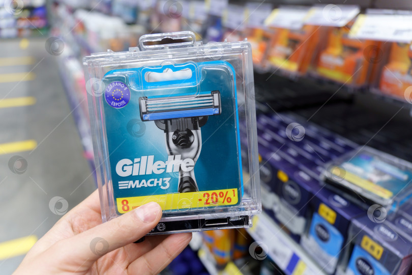 Скачать Тюмень, Россия - 11 мая 2022 года: продукция Gillette представлена в супермаркете. Gillette - это бренд мужских защитных бритв. Избирательный фокус фотосток Ozero