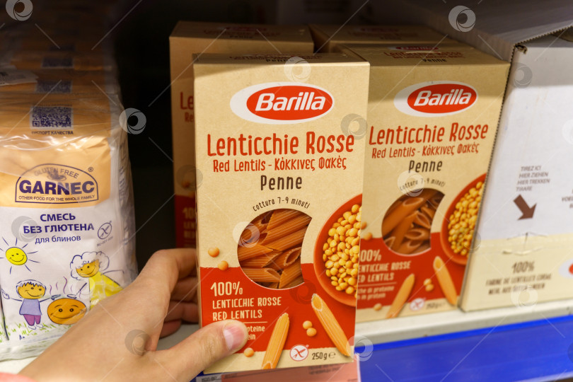 Скачать Тюмень, Россия - 27 мая 2022 года: Паста Barilla lenticchie rosse в супермаркете. Barilla - ведущий мировой производитель макаронных изделий фотосток Ozero