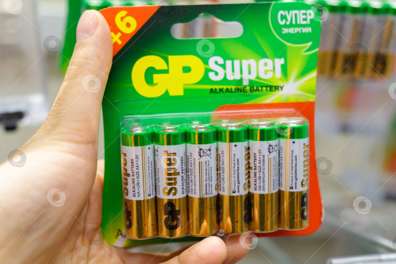 Скачать Тюмень, Россия - 11 мая 2022 г.: В магазине продаются щелочные батарейки типа АА GP Super фотосток Ozero