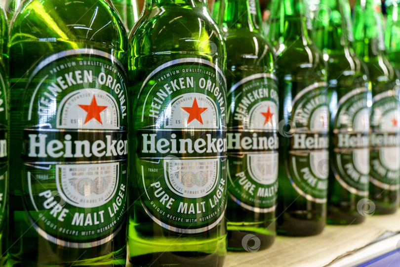 Скачать Тюмень, Россия - 08 мая 2022 г.: Светлое пиво Heineken в супермаркете является флагманским продуктом Heineken фотосток Ozero