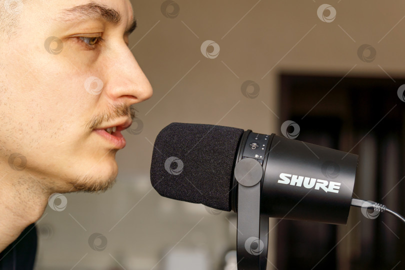 Скачать Тюмень, Россия - 30 марта 2022 года: Крупный план профессионального микрофона Shure mv 7. Избирательный фокус фотосток Ozero