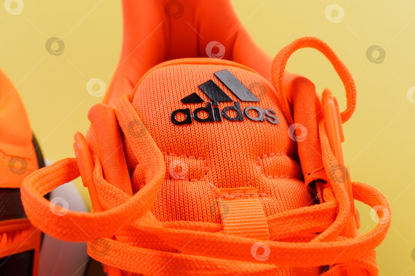 Скачать Тюмень, Россия - 13 января 2022 года: логотип Adidas подпрыгивает на кроссовках. Adidas - второй по величине производитель спортивной одежды в мире. фотосток Ozero