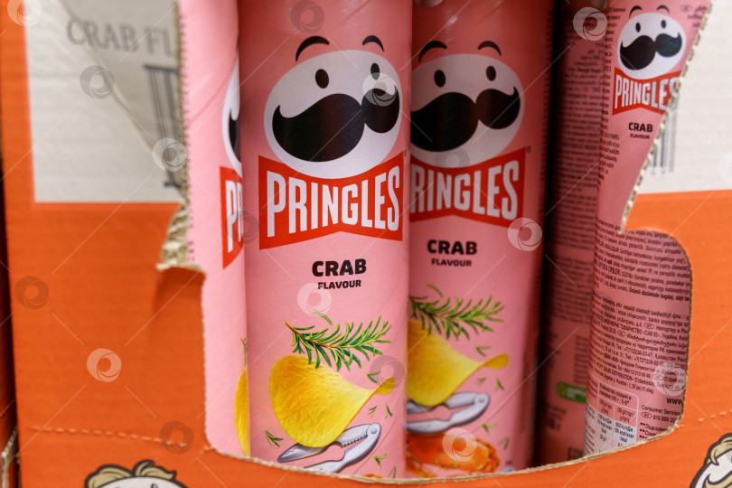 Скачать Тюмень, Россия - 08 мая 2022 г.: Крабовые продукты Pringles с новым логотипом в продуктовом супермаркете. Pringles - это марка картофельных чипсов для закусок фотосток Ozero