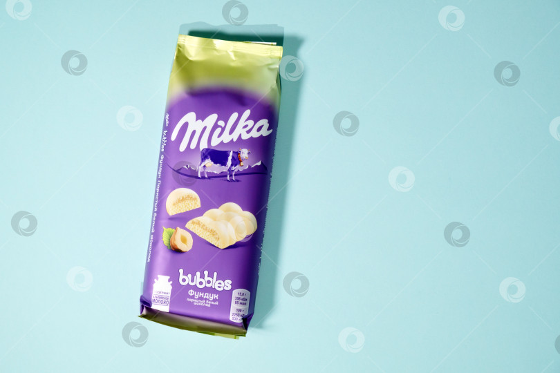 Скачать Тюмень, Россия- 03 марта 2022 г.: Milka white chocolate and hazelnuts - швейцарский бренд шоколадных кондитерских изделий, производимых международной компанией Mondelez International фотосток Ozero