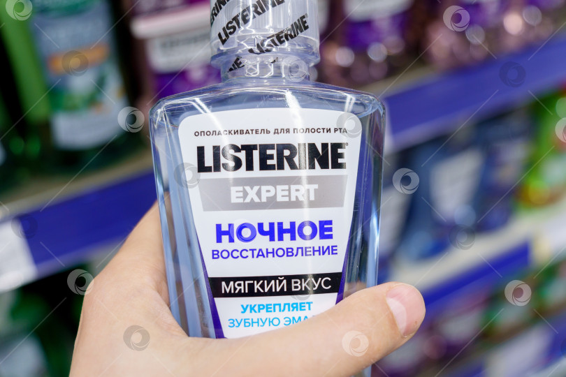 Скачать Тюмень, Россия - 14 апреля 2022 г.: Listerine night с логотипом total care - американская марка антисептического средства для полоскания рта. фотосток Ozero