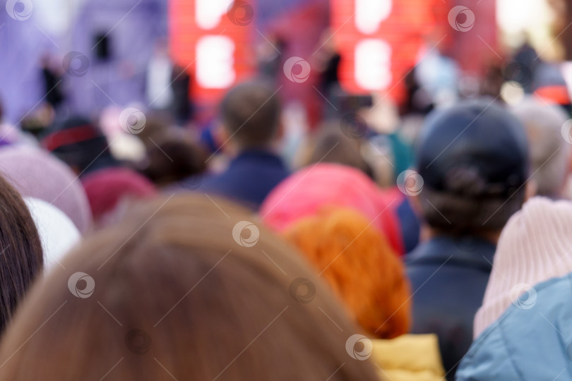 Скачать Толпа людей на уличном рок-концерте selective focus. Расфокусируйте толпу людей фотосток Ozero