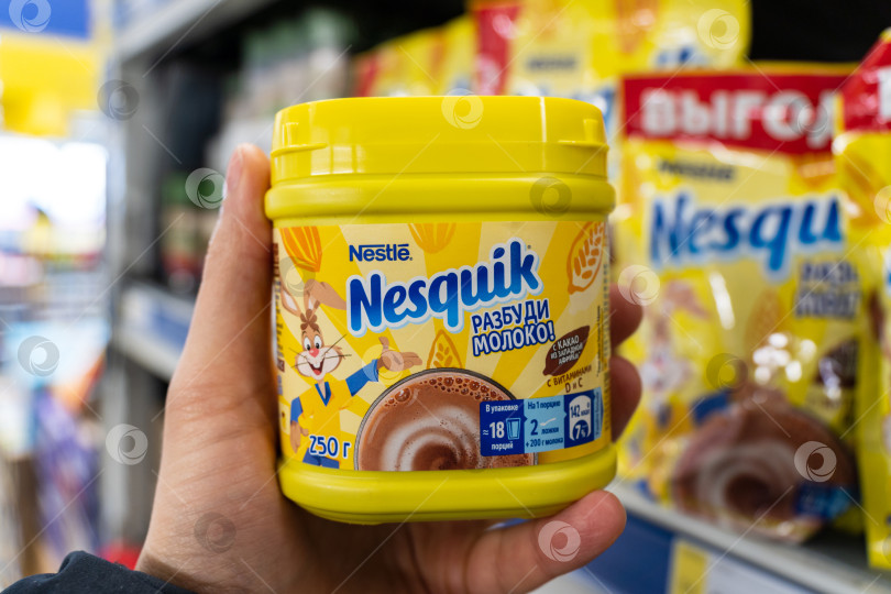 Скачать Тюмень, Россия - 25 марта 2022 года: Какао-порошок Nesquik. Nesquik является торговой маркой Nestle фотосток Ozero