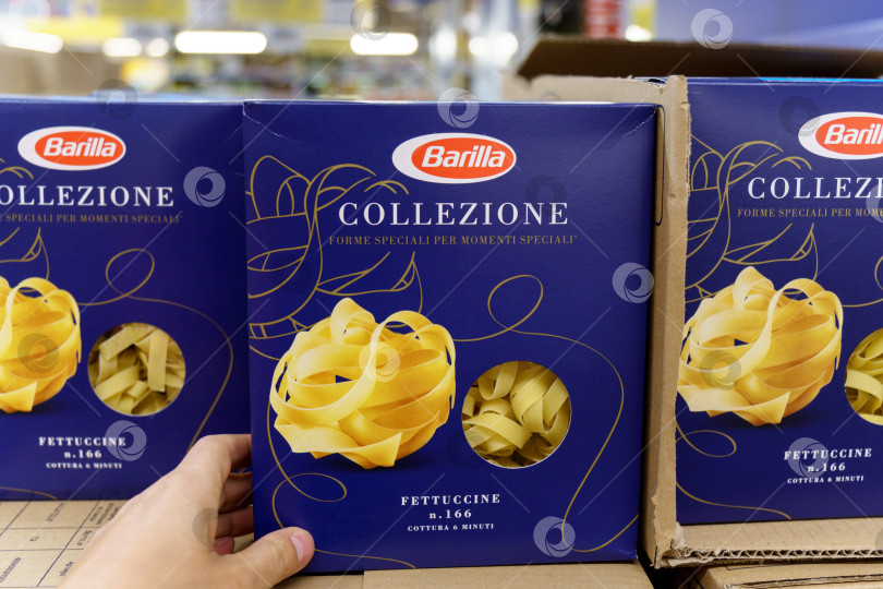 Скачать Тюмень, Россия - 26 мая 2022 года: Barilla collezione на полке супермаркета. Группа компаний Barilla производит несколько видов макаронных изделий выборочной направленности фотосток Ozero