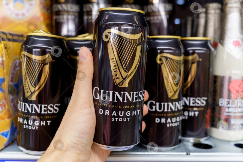 Скачать Тюмень, Россия - 26 мая 2022 года: оригинальное пиво Guinness. Пиво Guinness производится с 1759 года в Дублине, Ирландия. фотосток Ozero