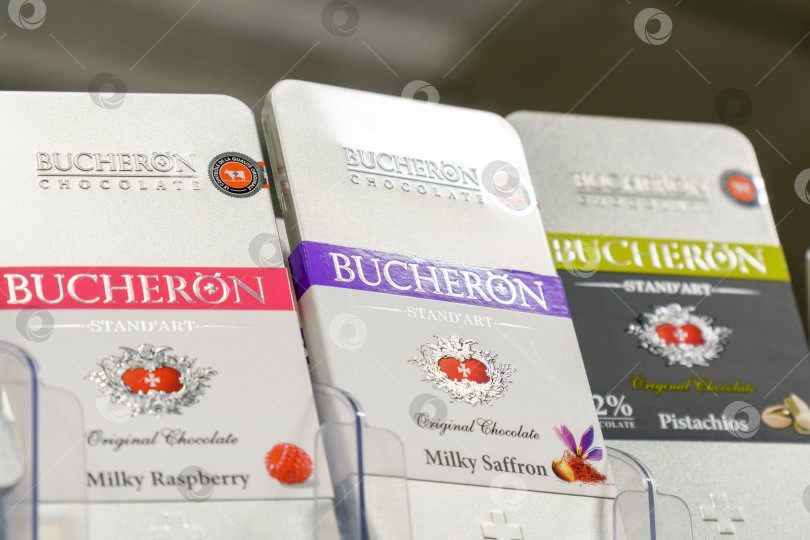 Скачать Тюмень, Россия - 20 февраля 2022 г.: Упаковки шоколада Bucheron с молочно-малиновым вкусом на полке супермаркета фотосток Ozero