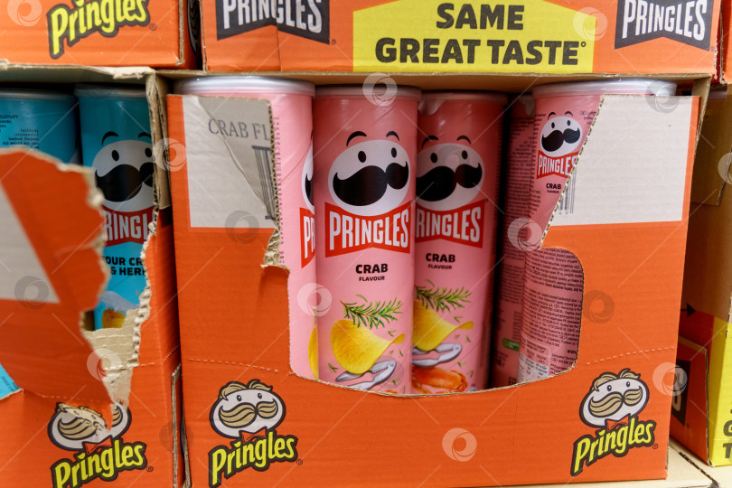 Скачать Тюмень, Россия - 08 мая 2022 г.: Pringles - это бренд картофельных чипсов для закусок, принадлежащий компании Kellogg. Производство крабов "Принглс" с новым логотипом. фотосток Ozero