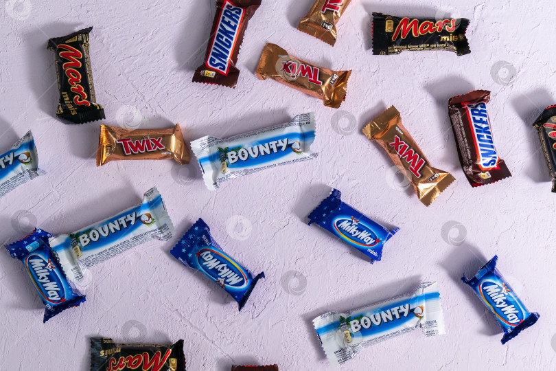 Скачать Тюмень, Россия- 23 января 2022 года: Популярные бренды кондитерских изделий mars, snickers, twix, milky way, мини-конфеты bounty фотосток Ozero