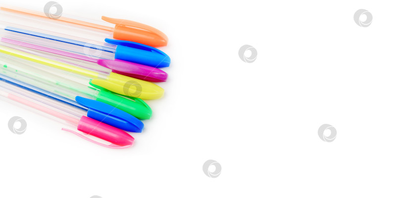 Скачать Разноцветные гелевые ручки, выделенные на белом фоне крупным планом. Пространство для копирования фотосток Ozero