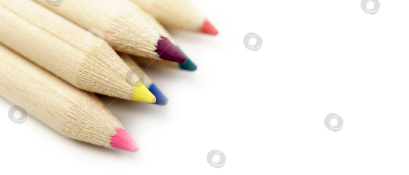 Скачать Цветные карандаши крупным планом макро. Размещенный изолированно на белом фоне и ярком пространстве для копирования фотосток Ozero