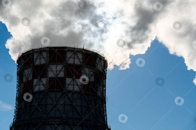 Скачать Заводские трубы тепловых электростанций с густым белым дымом от атомной электростанции, загрязняющей окружающую среду фотосток Ozero