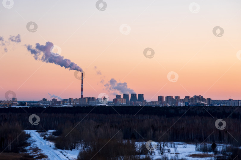 Скачать Загрязнение окружающей среды и воздуха в городах. Дымящие заводские трубы промышленной зоны. фотосток Ozero