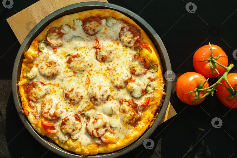 Скачать Горячая пицца с пепперони и помидорами на темном фоне. Сырная пицца фотосток Ozero
