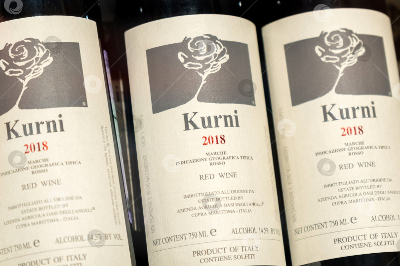 Скачать Тюмень, Россия - 13 апреля 2022 года: Красное вино с логотипом Kurni Oasi degli Angeli, 2018. Избирательный фокус фотосток Ozero