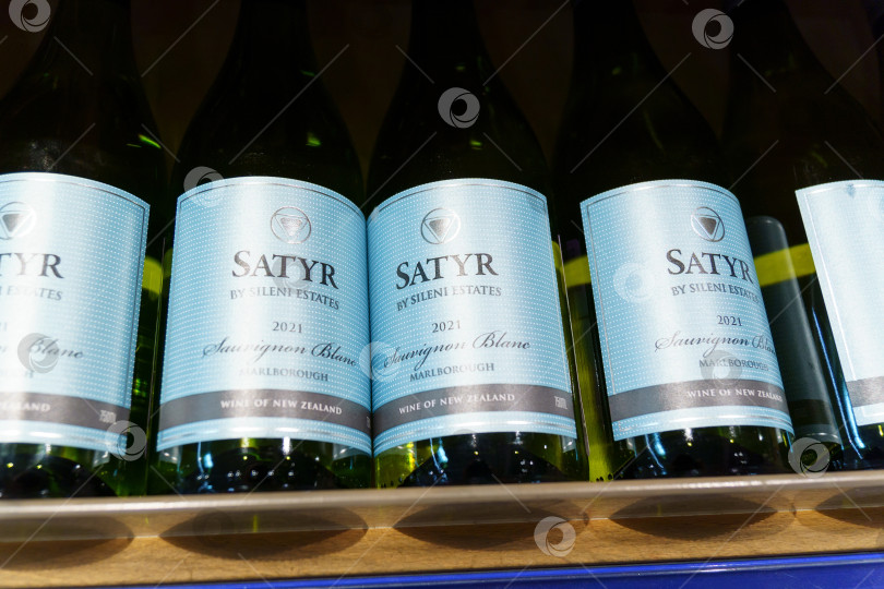 Скачать Тюмень, Россия- 13 апреля 2022 года: Белое сухое вино Satyr 2021 Sauvignon Blanc, созданное из винограда сорта Совиньон Блан фотосток Ozero