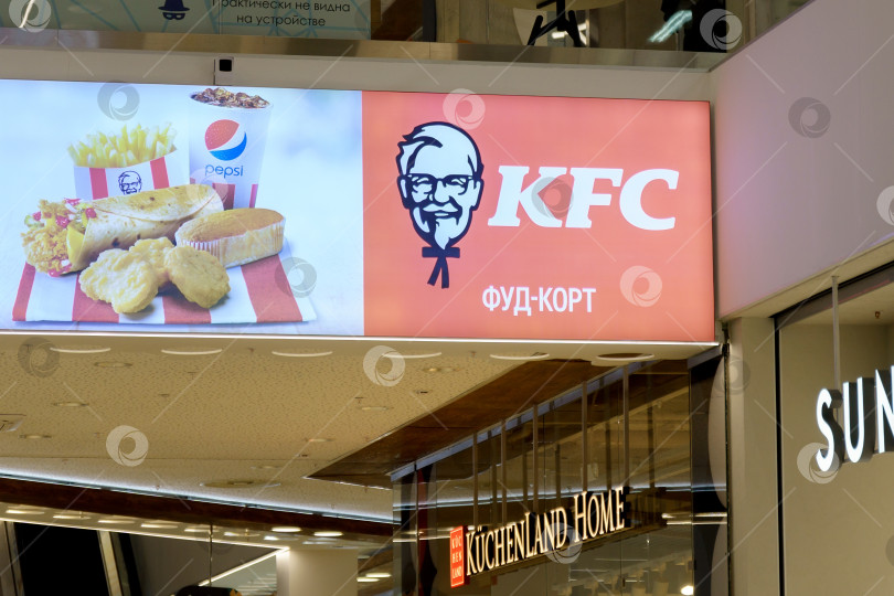 Скачать Тюмень, Россия - 20 февраля 2022 года: ресторан KFC в торговом центре. Логотип компании. фотосток Ozero