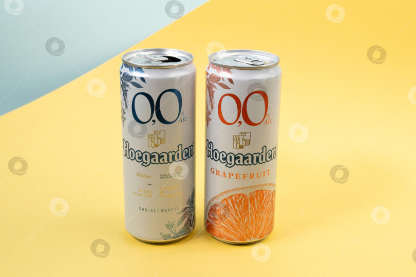 Скачать Тюмень, Россия - 13 апреля 2022 года: Безалкогольное пиво Hoegaarden со вкусом грейпфрута, бельгийское пшеничное пиво производства InBev фотосток Ozero