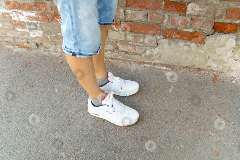 Скачать Тюмень, Россия - 27 апреля 2022 года: Новые мужские кроссовки с логотипом white los angeles от Skechers. Избирательный фокус фотосток Ozero