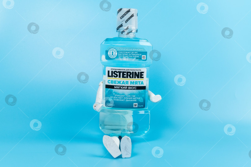 Скачать Тюмень, Россия - 06 февраля 2022 г.: Логотип Listerine на синем фоне - американская марка антисептического средства для полоскания рта. Пространство для копирования фотосток Ozero