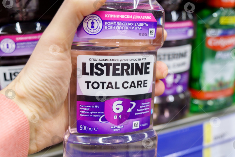 Скачать Тюмень, Россия - 14 апреля 2022 г.: Listerine с логотипом total care - американская марка антисептических средств для полоскания рта. фотосток Ozero