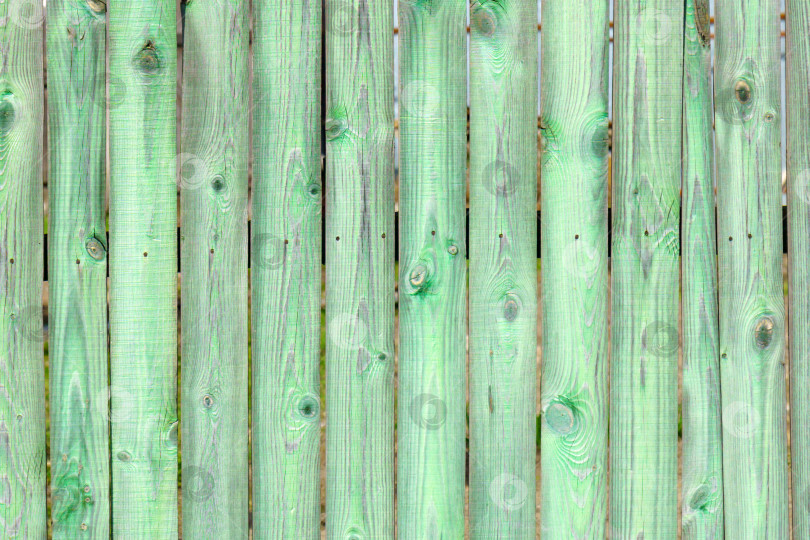 Скачать Старый деревянный зеленый фон из досок с трещинами и краской. Забор. Деревянная текстура. фотосток Ozero