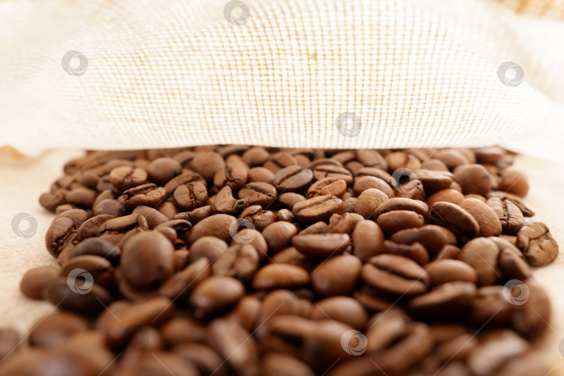 Скачать Вид из пакета на ароматные обжаренные кофейные зерна. Избирательный фокус фотосток Ozero
