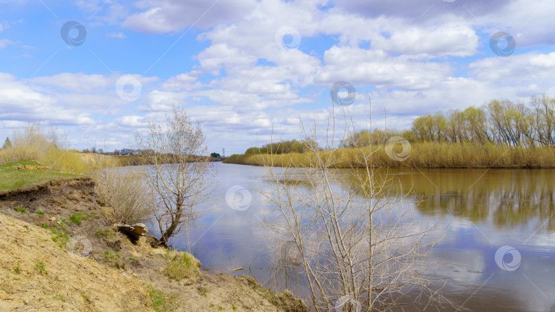 Скачать Река с облачным небом и ивами, растущими вдоль берега весной или в начале лета. прекрасное небо фотосток Ozero