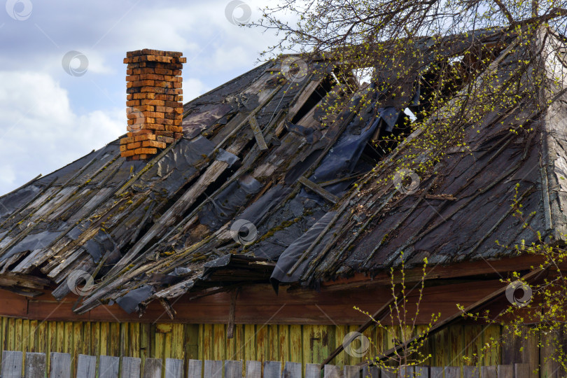 Скачать Старый сельский заброшенный деревянный разрушающийся дом. Старая крыша, разрушенное здание фотосток Ozero