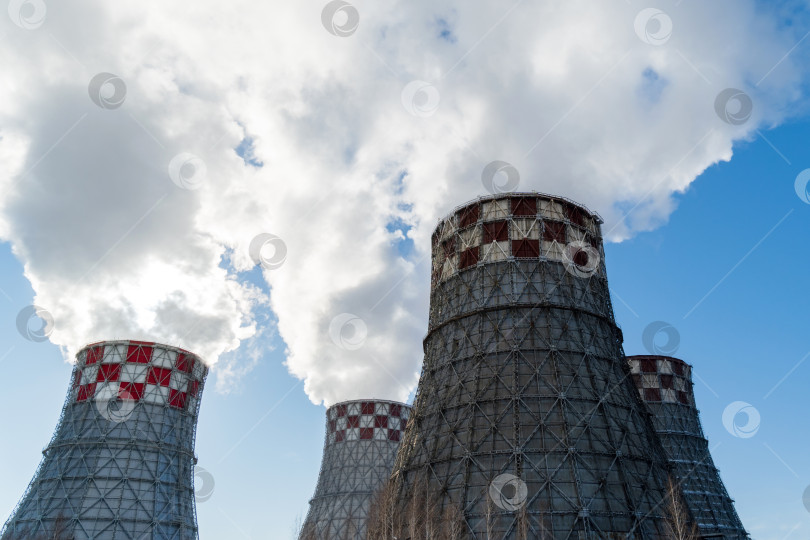 Скачать Дымовые трубы на фабрике крупным планом на фоне голубого неба в солнечный день. Понятие экологии, загрязнение окружающей среды фотосток Ozero