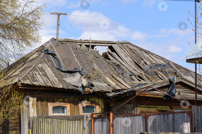 Скачать Старый деревянный разрушенный дом, старинная сельская архитектура. Старая крыша фотосток Ozero