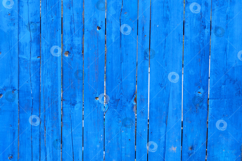 Скачать Старый деревянный синий фон из досок с трещинами и краской. Забор. Деревянная текстура. фотосток Ozero