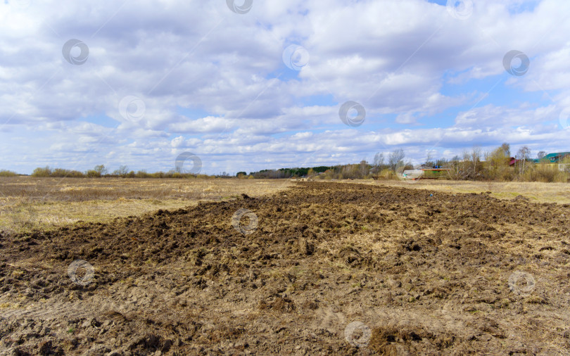 Скачать Вспаханная почва для посадки, сельскохозяйственное поле для обработки почвы. Плуг вспахал фотосток Ozero